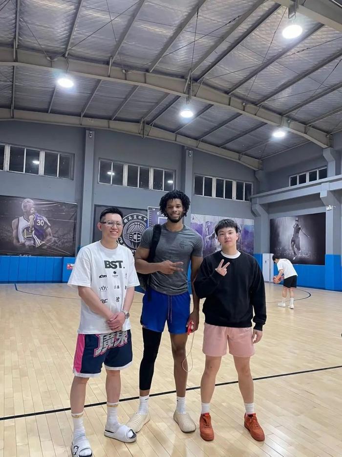 如何利用防守训练提升比赛中的自信心_1